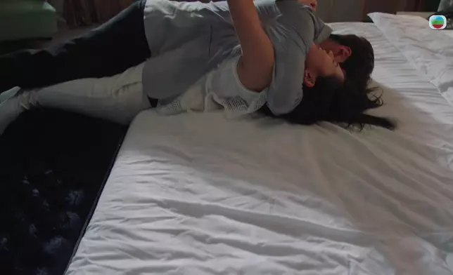 呢個床戲齋睇都好肉緊，郭柏妍拍到「紅都面晒」。