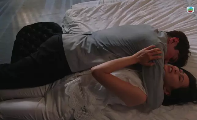 呢個床戲齋睇都好肉緊，郭柏妍拍到「紅都面晒」。