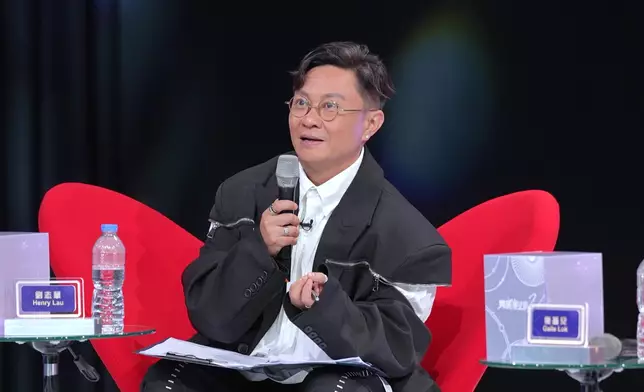 劉志華則指出：「因為佢本身係做晚裝，佢可以攞到好多硬朗嘅elements喺裏面，汽車裏面嘅路線型喺件衫都睇到，我覺得係一種out of the box 嘅諗法。」