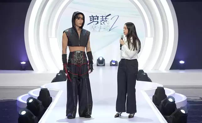 評審馬天佑大讚：「你好切合到主題，因為你可以變返短褲，Model揀得好好。」