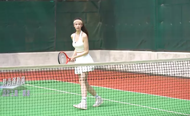 楊梓瑤換上一身球員look，大騷直角肩相當吸晴。