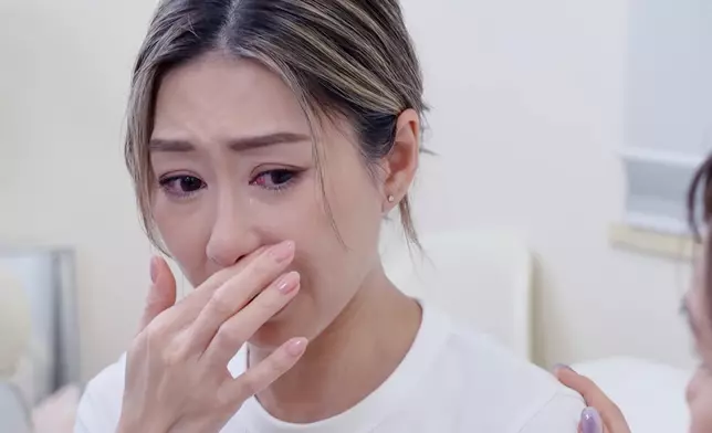 胡定欣還激罕談及自覺對父母的遺憾時不禁流淚：「我初入行頭十零年，你成日問我：『返唔返嚟食飯啊？』又或者：『屋企人食飯你嚟唔嚟啊？』我成日都會講：『我唔知啊。』但係嗰個嘅唔知其實係好愧疚。」