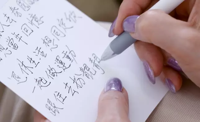 胡媽媽亦在鏡頭前寫下十年願望清單。