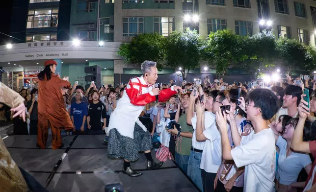 與學生零距離蔡一傑感緊張。