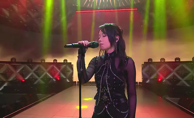 柯雨霏（Ophelia）暗黑系造型演唱《沙門》。