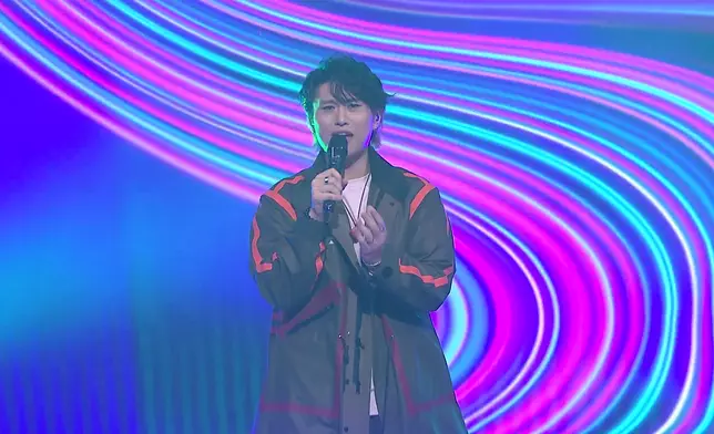 蘇永康組的馮熙燮（Ryan）「女歌男唱」重新演繹《伸縮自如的愛》。