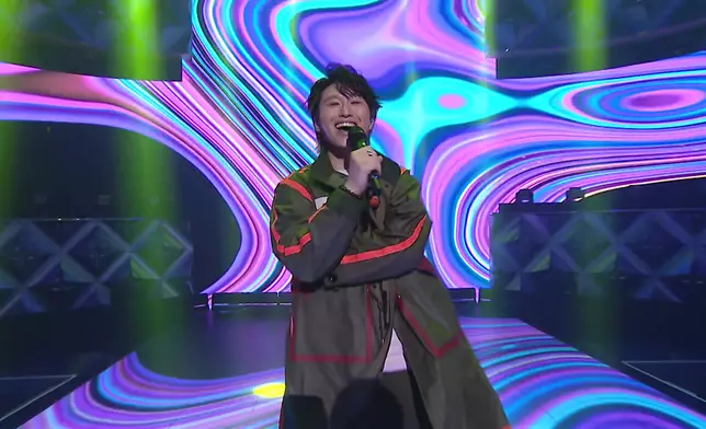 蘇永康組的馮熙燮（Ryan）「女歌男唱」重新演繹《伸縮自如的愛》。