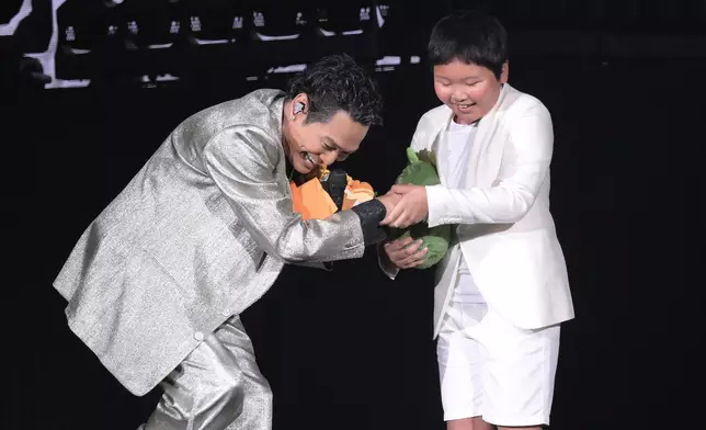 囝囝AJ首個紅館show。