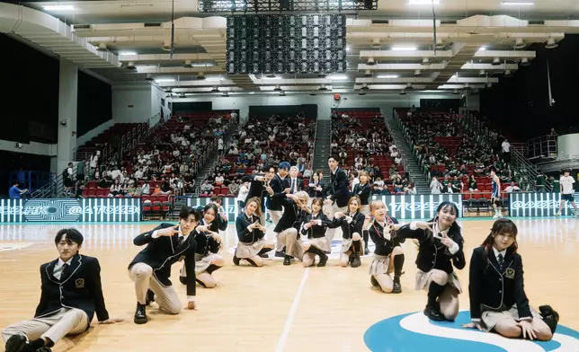 ATOZ舞團19位成員在籃球場上表演！