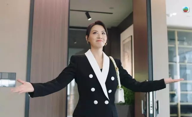 煒哥霸氣攤開雙手，間房係屬於我架喇！