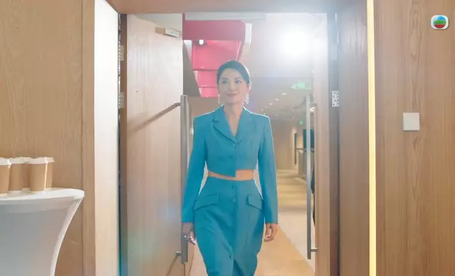 煒哥「藍月亮」露腰裝造型再現。