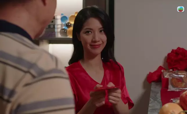 陳曉華嘅「紅衣上頭Look」都好靚。