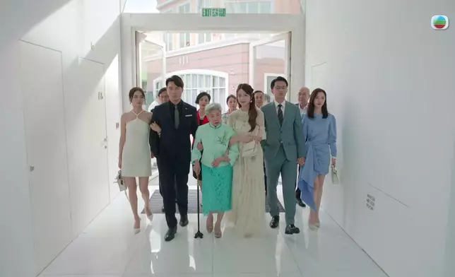 子璇嘅甜美婚宴裝束加埋企位，成功吸引咗網民關注。