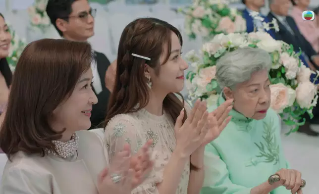 網民話芷茵同秋伯娘笑得最真。