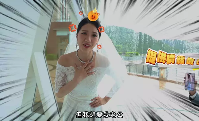 曉華等候埋位時嘅「自娛能力」真係好高。