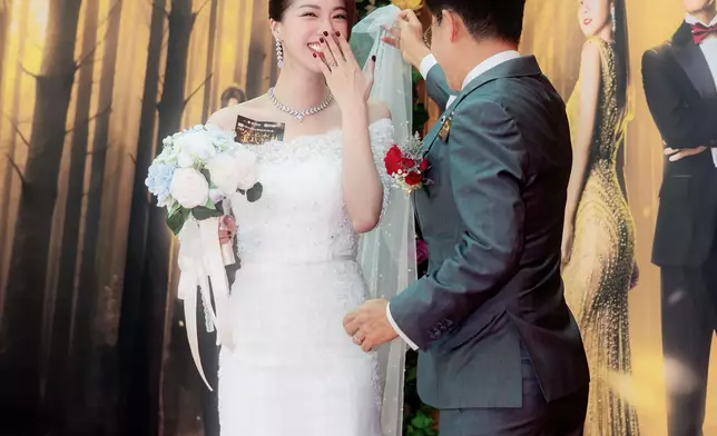 曉華記招都有著呢套婚紗。