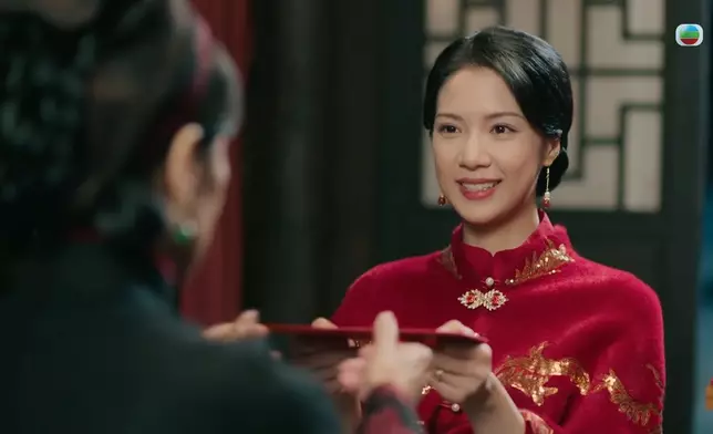 曉華《巾幗4》中式裙褂Look。