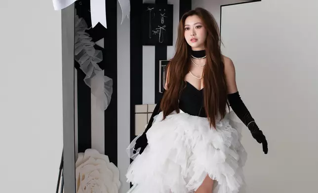 在MV中，Kylie C.化身Barbie任人擺布。