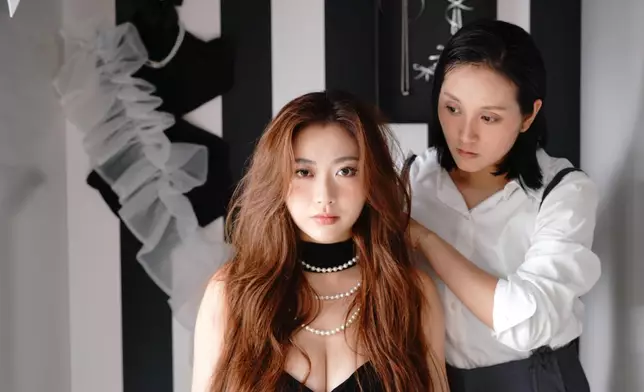 Kylie C.仲更要四分鐘不眨眼。