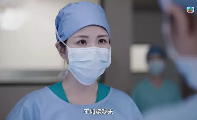 Osanna不但幫手劇痛的宣萱完成手術，更與其他醫護人員齊齊為一妍「講說話」。