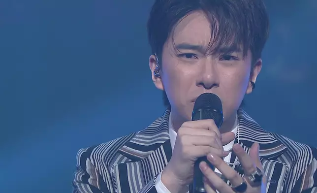 胡子貝唱到眼眨淚光。