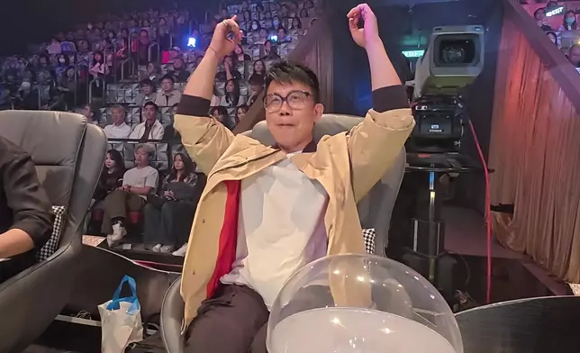 陳奐仁就聽到舉晒手。