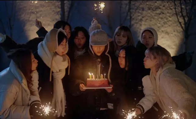 影片完整梳理九位成員自出道以來的十年成長。