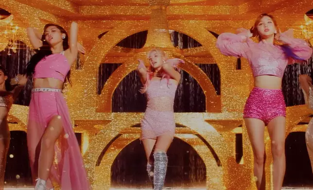 影片完整梳理九位成員自出道以來的十年成長。