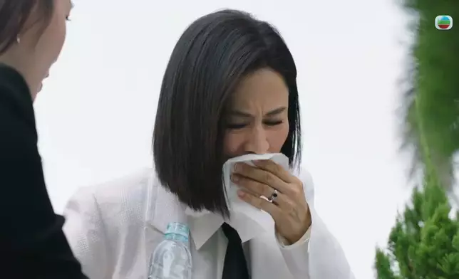 宣萱飲完酒狂嘔，尹詩沛即刻貼心關顧宣萱。