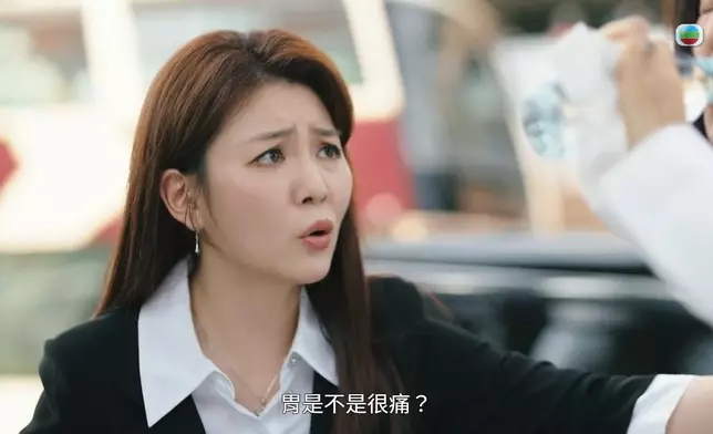 宣萱飲完酒狂嘔，尹詩沛即刻貼心關顧宣萱。