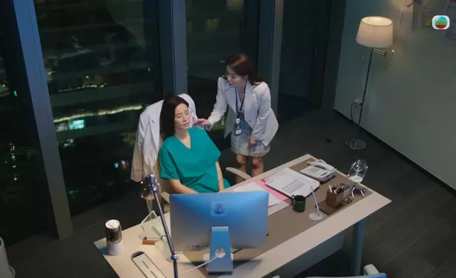 宣萱做完全日手術累透，尹詩沛依然唔放工陪住宣萱。