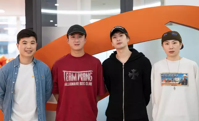 國際知名藝人兼企業家王嘉爾（右二）投資淘寶香港首家實體店「PapaHome 淘寶家具實體店」。他表示：「是次投資不僅是一次商業合作，更希望將網絡世界與現實生活連繫起來。」圖片攝於阿里巴巴香港辦事處，左至右順序為「PapaHome淘寶家具實體店」行政總裁黃達豪、TEAM HOLDING 行政總裁張權及TEAM WANG records總裁蔡懿筠 。