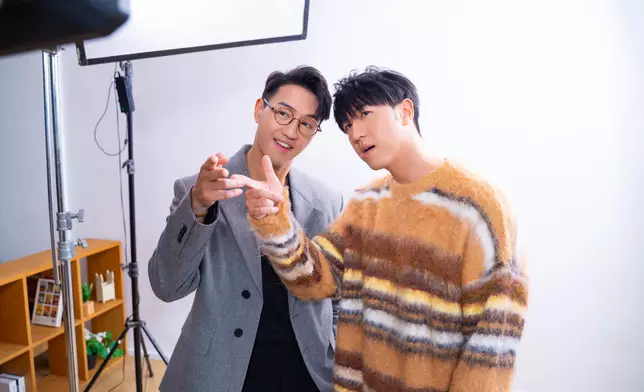 首次同孖生細佬一齊拍MV演情敵。