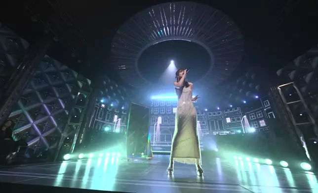 甄敏芳（Jenny）演唱《山林道》，以一身緊身透光長裙，若隱若現地展現白滑美腿，更大露美背勁吸睛。