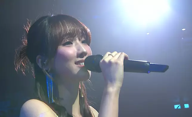 甄敏芳（Jenny）演唱《山林道》，以一身緊身透光長裙，若隱若現地展現白滑美腿，更大露美背勁吸睛。