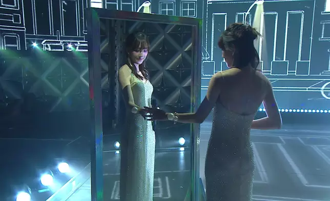 舞台設計呼應第一集學員Vt中以鏡為concept。