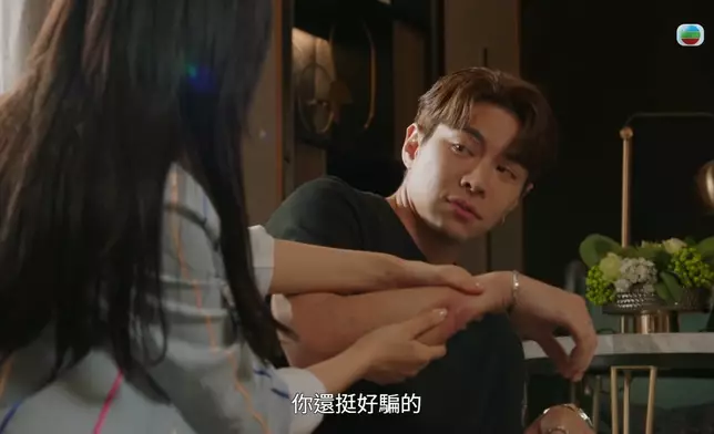 學賢扮痛整蠱高靜，高靜嬲豬都係好可愛。