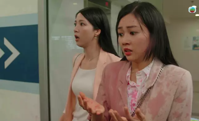 日前一隻被淋紅油。