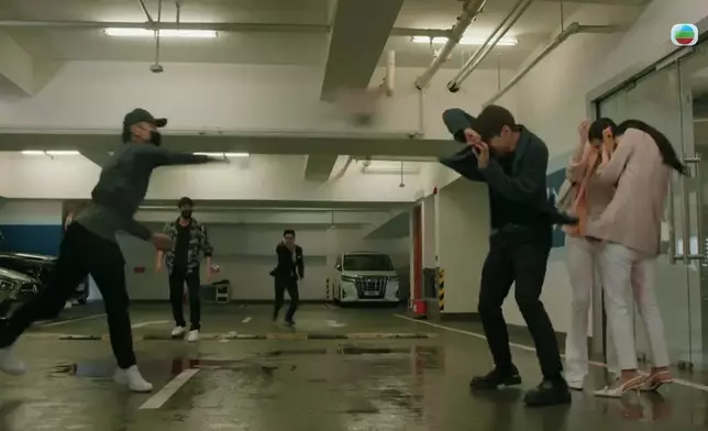 被淋紅油場口，天宇英雄救美係咪好型先。