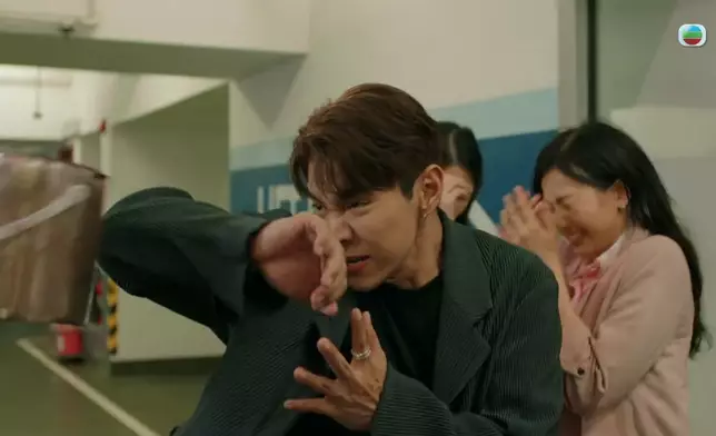 被淋紅油場口，天宇英雄救美係咪好型先。