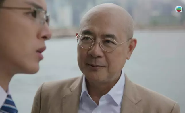 老戲骨即係老戲骨，李成昌掌握住黃金三秒，靠一個眼神同一啲小動作，已經奸到出汁。