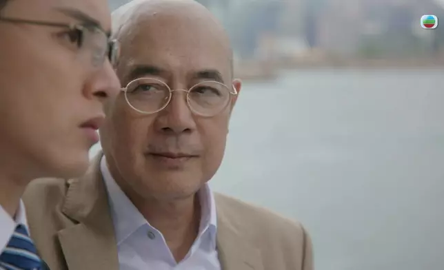 老戲骨即係老戲骨，李成昌掌握住黃金三秒，靠一個眼神同一啲小動作，已經奸到出汁。