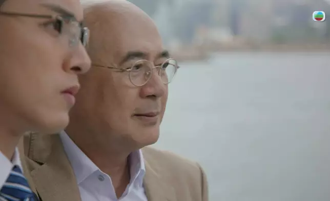 老戲骨即係老戲骨，李成昌掌握住黃金三秒，靠一個眼神同一啲小動作，已經奸到出汁。