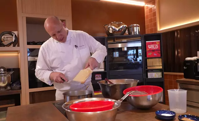 德國刀削麵做法類似中式刀削麵。