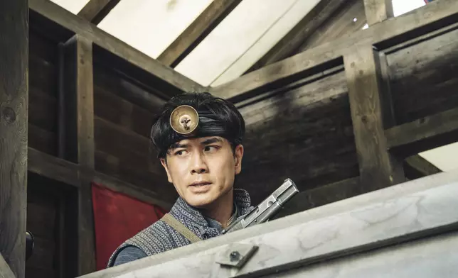 伍允龍演游擊隊成員。