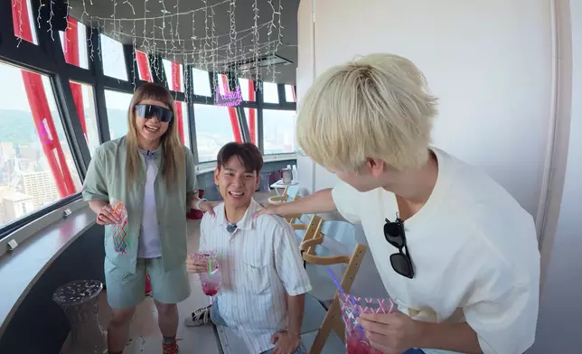 行仔「腿張開」測試旋轉餐廳的轉速。