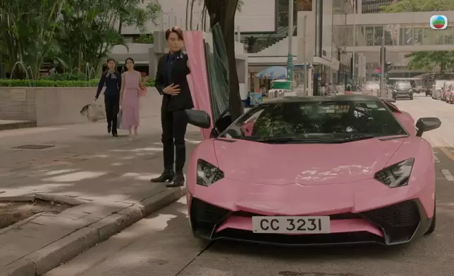 呢套粉紅通花喱士戰衣勁搶眼，而且唔單止襯咗手袋，仲連老公陳浚霆架跑車，都要襯埋色，有冇咁有心思先。