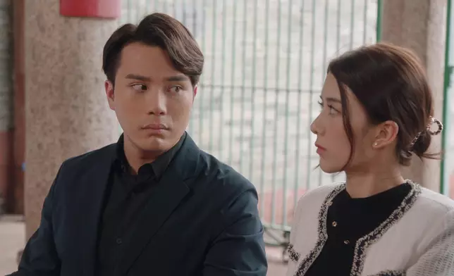 其也貴婦風衣著。