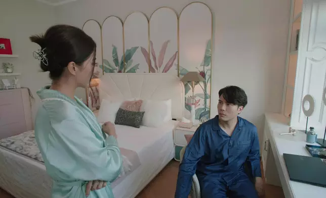 就算喺睡房，都要用鯊魚夾夾起啲頭髮，增加記憶點。