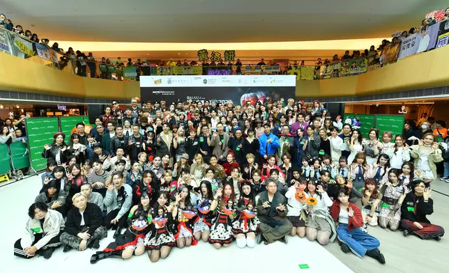 逾90單位歌手扮鬼扮馬現身全場迫爆。